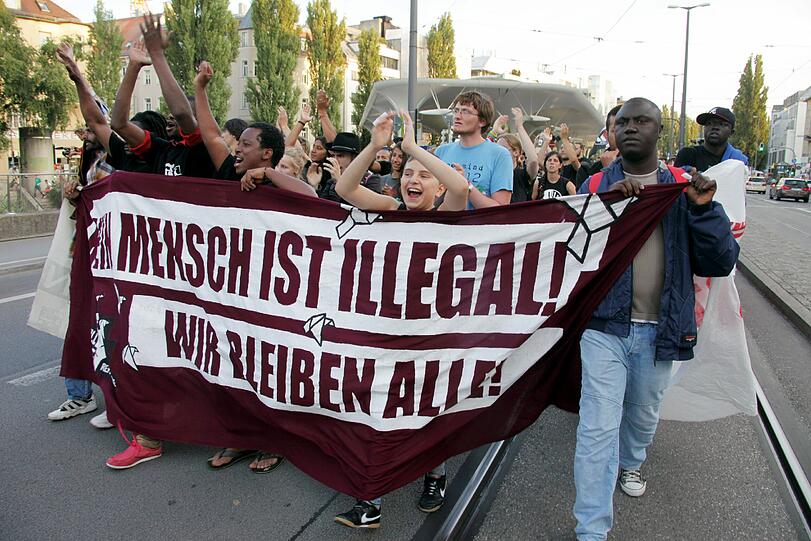 Mit Plakaten und Fahnen zogen die Flüchtlinge und ihre Unterstützer durch München.