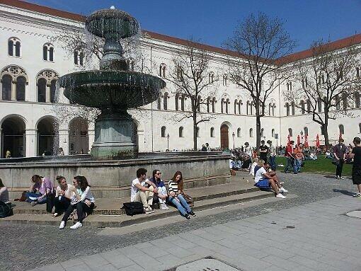 Hunde sind im Gebäude der Ludwig-Maximilians-Universität nicht erlaubt. Trotzdem besuchte ein 61-Jähriger mit seinem Tier einen Vortrag.