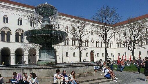 Hunde sind im Gebäude der Ludwig-Maximilians-Universität nicht erlaubt. Trotzdem besuchte ein 61-Jähriger mit seinem Tier einen Vortrag. Hunde sind im Gebäude der Ludwig-Maximilians-Universität nicht erlaubt. Trotzdem besuchte ein 61-Jähriger mit seinem Tier einen Vortrag.