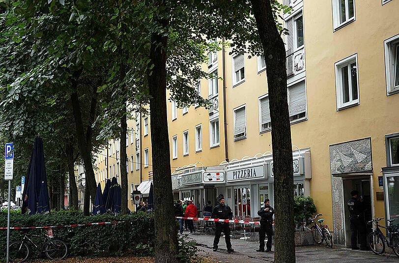 Die Polizei hat in Schwabing eine Frau mit Messer im Kopf aufgefunden. Die Bilder vom Tatort.
