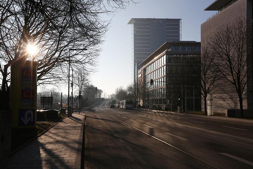 Die ersten Sonnenstrahlen berühren die Parkstadt.