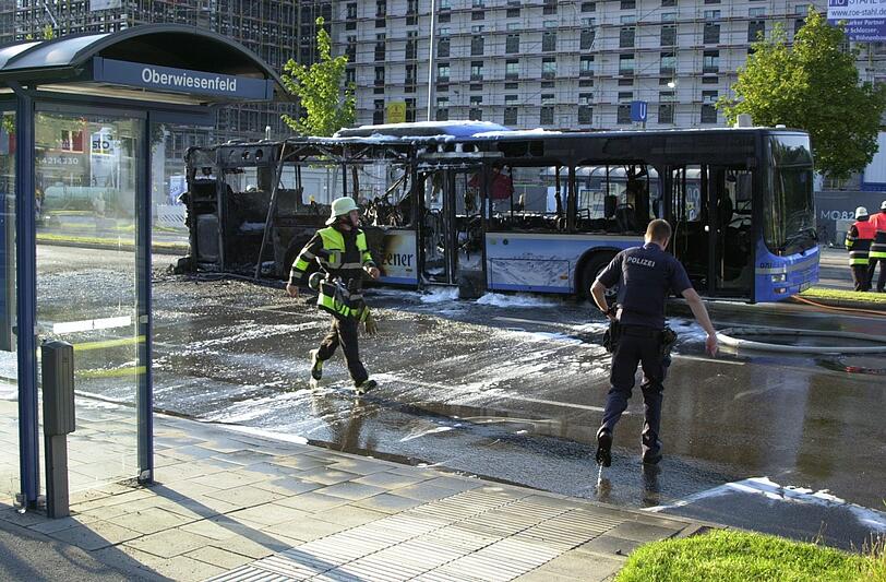 Der Bus fing auf der Fahrt plötzlich Feuer.
