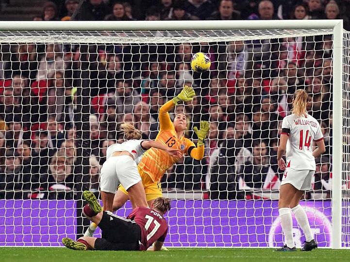 Alexandra Popp (l) netzte in Wembley zur deutschen Führung ein.