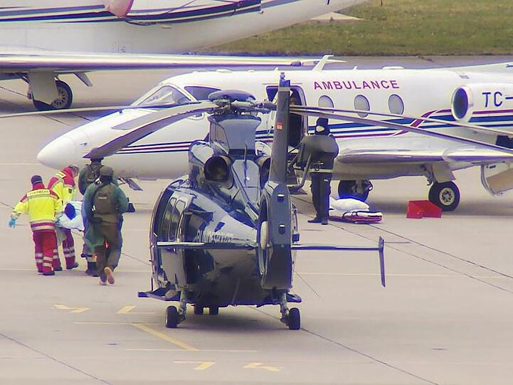 Das mutmaßliche Clan-Mitglied wird von der Bundespolizei in ein Privatflugzeug getragen.