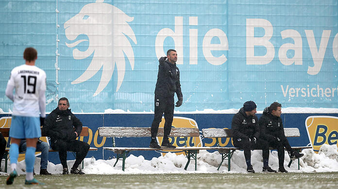 Alles auf Anfang, um am Ende obenauf zu sein: Trainer Michael Köllner dirigiert seine Mannschaft von einer Bierbank aus.