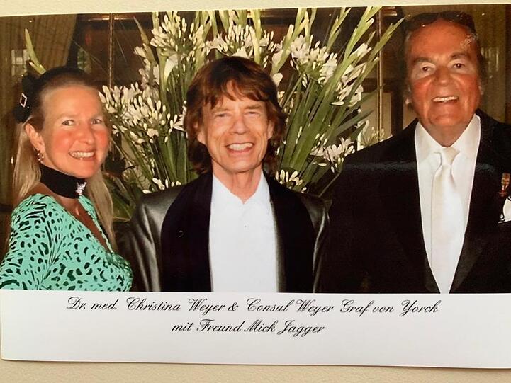 Diese Weyer-Bekanntschaft hat gerade seinen 80. Geburtstag gefeiert: Mick Jagger zwischen dem konsularischen Paar.