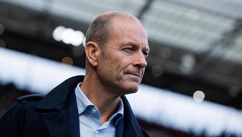 Jess Thorup steht vor einem Spiel im RheinEnergieStadion.