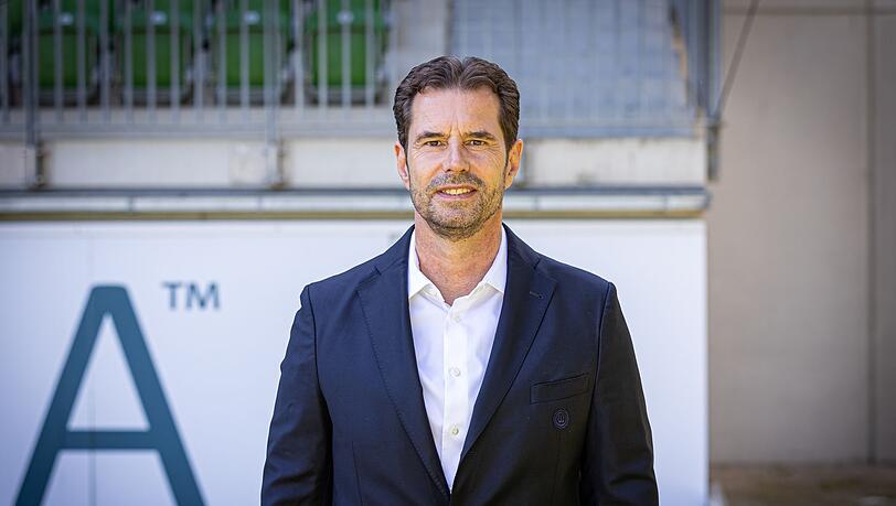 Wolfsburgs Sportdirektor Ralf Kellermann fordert mehr Spiele in großen Stadien in der Frauen-Bundesliga.