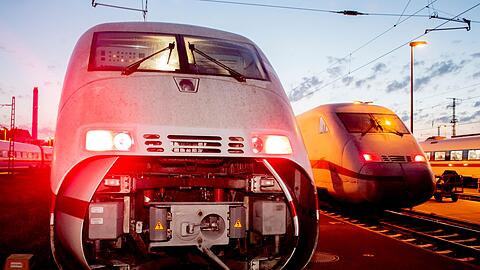 Auch der alte ICE 2 soll nach und nach bis Ende 2027 ausgemustert werden. Von den ursprünglich 44 Zügen verfügt die DB derzeit noch über 39. (Archivbild)