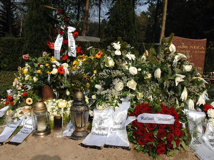 Blumen und Trauerschleifen schmücken das Grab des Lübeckers Schülers, der noch in der Türkei starb. Nach dem Tod zweier weiterer Schüler gab es inzwischen zwei Festnahmen.