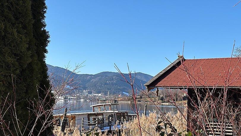 Sie wirkt schon wie ein Teil der Natur: Die vollgelaufene MS Bad Wiessee.