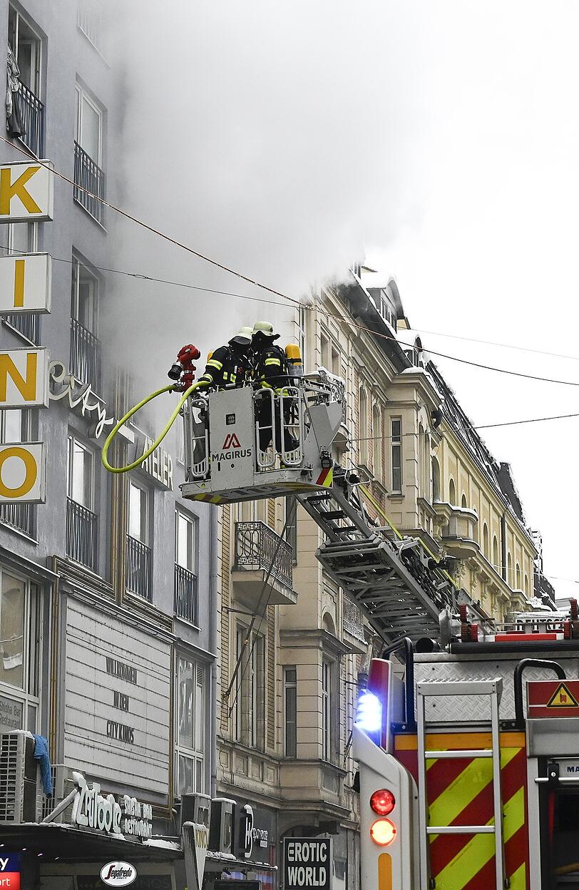 Mit einer Drehleiter wurden Menschen aus dem brennenden Geb&auml;ude gerettet.