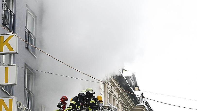 Mit einer Drehleiter wurden Menschen aus dem brennenden Geb&auml;ude gerettet.