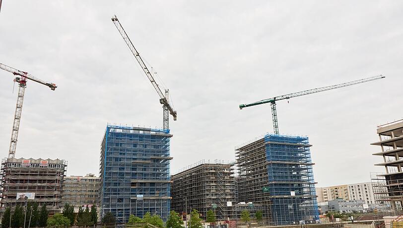 Zu viele Normen machten das Bauen in Deutschland zu kompliziert und teuer, kritisieren zwei Bauforschungsinstitute. (Archivbild) Zu viele Normen machten das Bauen in Deutschland zu kompliziert und teuer, kritisieren zwei Bauforschungsinstitute. (Archivbild)
