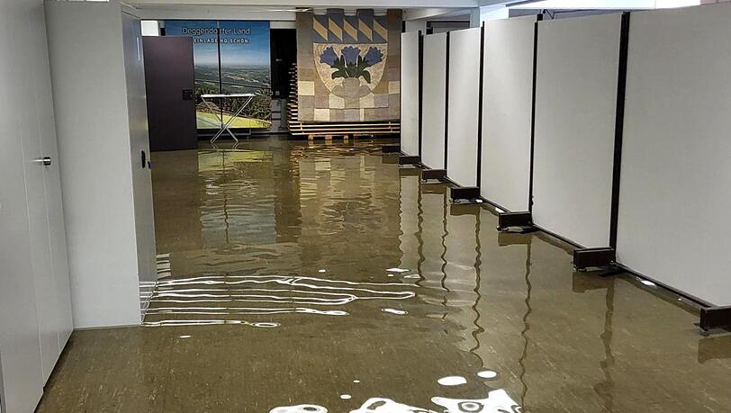 Unbekannte haben den Keller des Landratsamtes Deggendorf unter Wasser gesetzt. Unbekannte haben den Keller des Landratsamtes Deggendorf unter Wasser gesetzt.