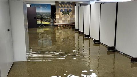 Unbekannte haben den Keller des Landratsamtes Deggendorf unter Wasser gesetzt.