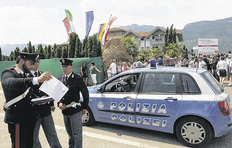 Polizisten vor dem DFB-Quartier: Auch die beste Bewachung schützt die deutsche Nationalmannschaft beim Trainingslager in Südtirol nicht vor Rückschlägen.