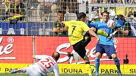 Da war es schon amtlich: Nach dem Tor von Robert Lewandowski, der Javier Pinola und Raphael Schäfer düpierte, war der BVB Meister und der Club nicht in Europa.