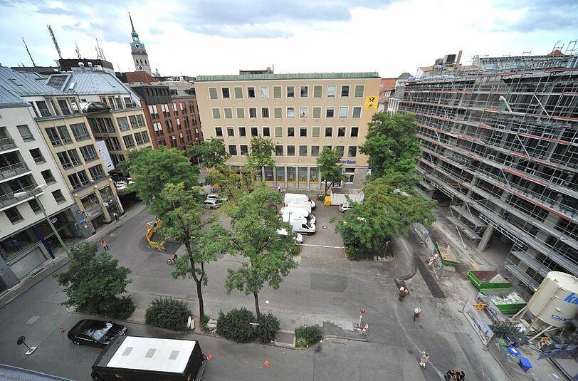 Das ist der &bdquo;Postparkplatz&ldquo;, vom Hirmer-Parkhaus fotografiert, rechts die neue Hofstatt. Künftig heißt der Platz: Sattlerplatz.