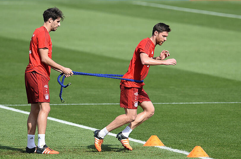 Kraft und Fitness tanken für die Herausforderungen des Frühjahrs: die Bayern-Stars Xabi Alonso (r.) und Javi Martinez.