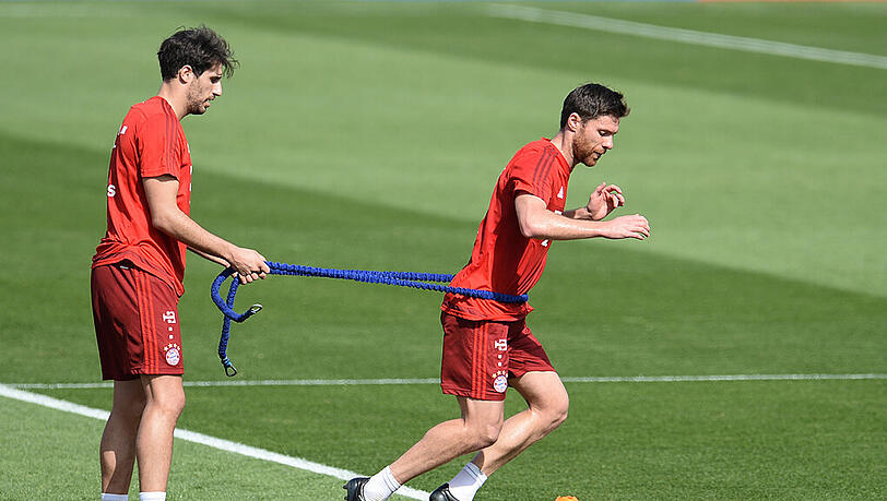Kraft und Fitness tanken für die Herausforderungen des Frühjahrs: die Bayern-Stars Xabi Alonso (r.) und Javi Martinez. Kraft und Fitness tanken für die Herausforderungen des Frühjahrs: die Bayern-Stars Xabi Alonso (r.) und Javi Martinez.