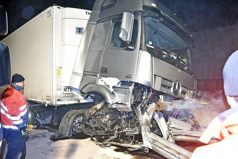 Der 50-Jährige war mit seinem mit Schweinehälften beladenen Lkw bei dichtem Nebel in den Fahrbahnteiler an der Ausfahrt Freimann gerast.