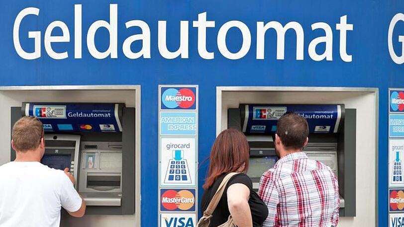 Die Zinsflaute setzt Banken und Sparkassen zunehmend unter Druck. Viele Geldhäuser drehen daher an der Gebührenschraube.