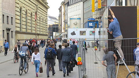 Die Renovierung eines Hauses scheint zu Ende zu sein: Die Münchner und Touristen bekommen die Residenzstraße wieder zu sehen.