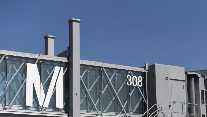 Das Logo des Münchner Flughafens ist an einer Fluggastbrücke auf dem Flughafen in München zu sehen. Foto: Andreas Gebert/Archivbild Das Logo des Münchner Flughafens ist an einer Fluggastbrücke auf dem Flughafen in München zu sehen. Foto: Andreas Gebert/Archivbild
