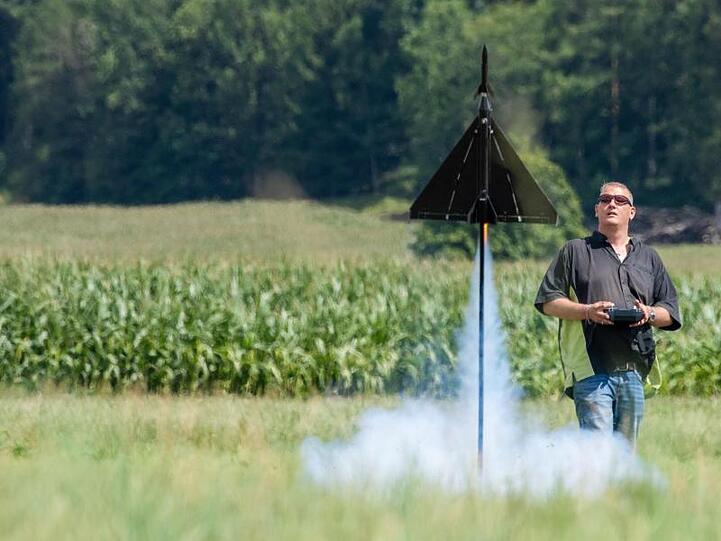 Rainer Scherle startet eine ferngesteuerte Rakete. Studierende der Uni Augsburg testeten Modellraketen aus Carbon. Foto: Stefan Puchner