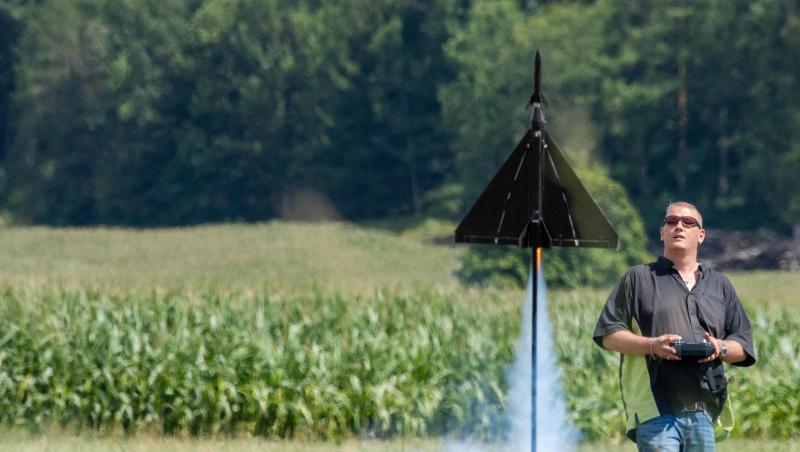 Rainer Scherle startet eine ferngesteuerte Rakete. Studierende der Uni Augsburg testeten Modellraketen aus Carbon. Foto: Stefan Puchner Rainer Scherle startet eine ferngesteuerte Rakete. Studierende der Uni Augsburg testeten Modellraketen aus Carbon. Foto: Stefan Puchner