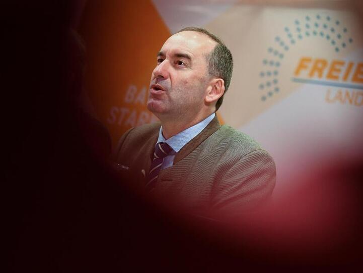 Hubert Aiwanger (Freie Wähler) schaut nach schräg oben, während er spricht. Foto: Angelika Warmuth