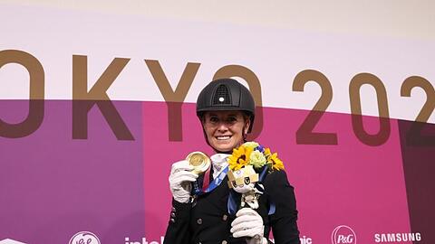 Dressurreiterin Jessica von Bredow-Werndl präsentiert ihre Goldmedaille.