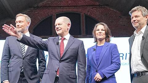 Strahlende Gesichter: Christian Lindner, Olaf Scholz, Annalena Baerbock und Robert Habeck.