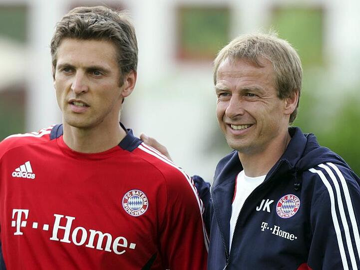 Trainer Jürgen Klinsmann (r) mit dem neuen Torhüter Hans-Jörg Butt beim Bayern-Training.