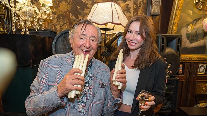Die Chemie passte, trotzdem sollte es mit ihrer Liebe nicht lange halten: Richard "Mörtel" Lugner mit "Täubchen" alias Elisabeth bei einem Spargelfest im Frühjahr.