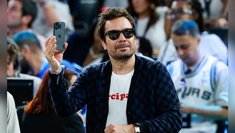 Jimmy Fallon besuchte am Wochenende die Olympischen Spiele in Paris - hier ist beim Basketball-Finale der Herren.