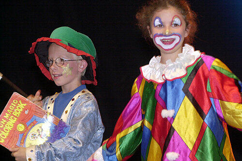 Einer der Renner im Sommerferienprogramm ist der Kinderzirkus, bei dem 50 Buben und Mädchen als Clowns und Artisten auftreten.