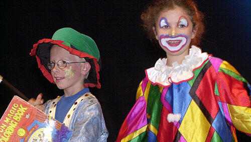 Einer der Renner im Sommerferienprogramm ist der Kinderzirkus, bei dem 50 Buben und Mädchen als Clowns und Artisten auftreten. Einer der Renner im Sommerferienprogramm ist der Kinderzirkus, bei dem 50 Buben und Mädchen als Clowns und Artisten auftreten.
