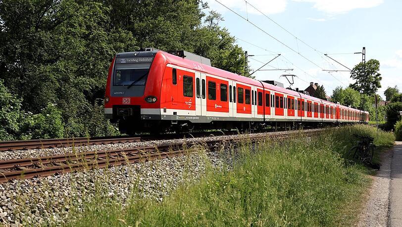 Wegen Bauarbeiten an einer neuen Brücke fahren auf der S6 und S8/S5 im Münchner Westen in der ersten Augusthälfte nur Ersatzbusse. Auch Regionalzügesind betroffen. Wegen Bauarbeiten an einer neuen Brücke fahren auf der S6 und S8/S5 im Münchner Westen in der ersten Augusthälfte nur Ersatzbusse. Auch Regionalzügesind betroffen.
