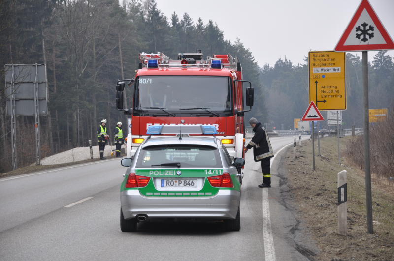 Aus bisher ungeklärten Umständen ist eine Fahrerin mit ihrem Auto von der Straße abgekommen. Der Wagen hat sich überschlagen und ist im Graben gelandet. Die Fahrerin wurde mit Verletzungen in eine nahegelegenes Krankenhaus gebracht.