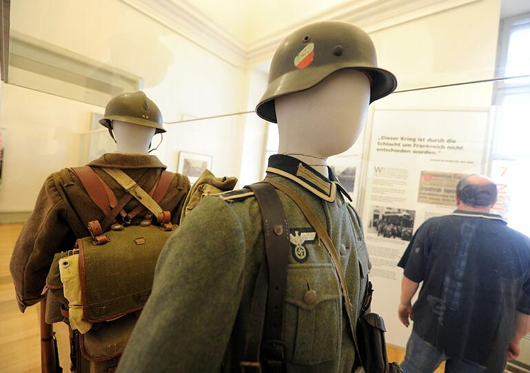 20 Mützen von alten SA- und NSDAP-Uniformen wurden im Keller einer Grundschule in Bamberg gefunden. Im Bild: Eine Wehrmachtsuniform.