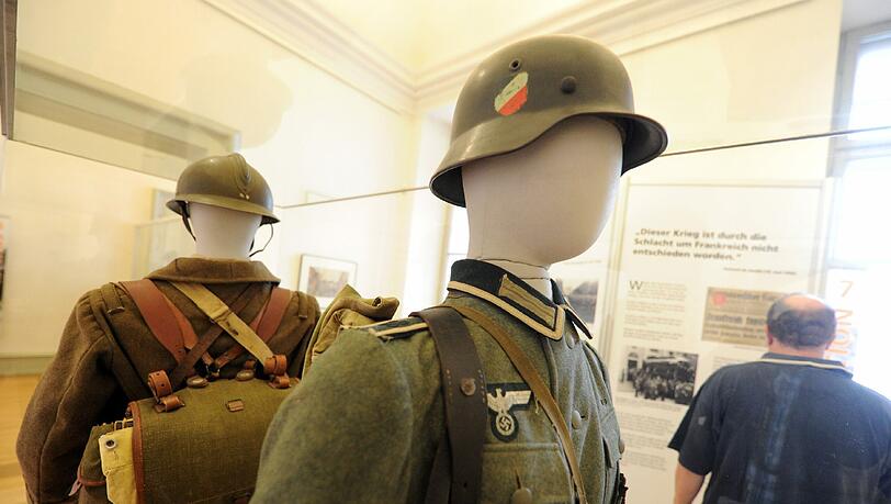20 Mützen von alten SA- und NSDAP-Uniformen wurden im Keller einer Grundschule in Bamberg gefunden. Im Bild: Eine Wehrmachtsuniform. 20 Mützen von alten SA- und NSDAP-Uniformen wurden im Keller einer Grundschule in Bamberg gefunden. Im Bild: Eine Wehrmachtsuniform.