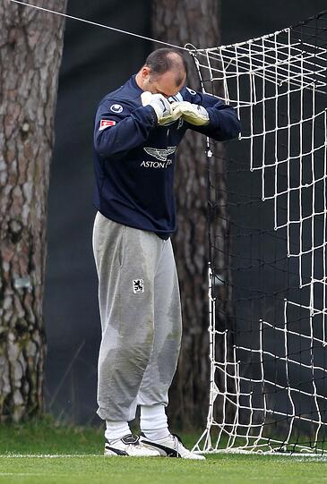 Was ist da mit Gabor Kiraly los? Der Löwen-Keeper vermisst seinen geliebten Kettenanhänger...