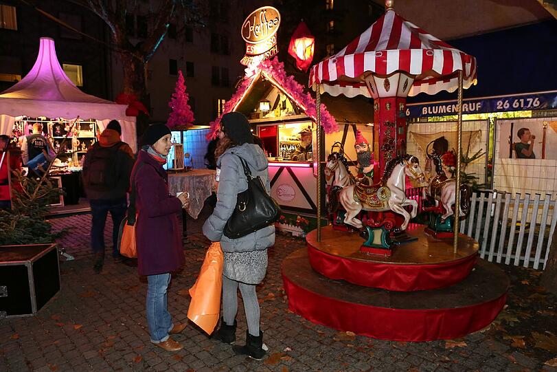 Pinker geht's nicht: Beim "Pink Christmas" auf dem Stephansplatz kommt zwar keine echte Weihnachtsstimmung auf, aber zur Abwechslung ist es echt unterhaltsam, meint der AZ-Reporter.