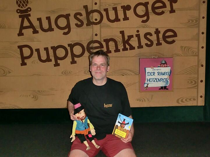 Puppenspieler Stefan Schmieder mit der Marionette des Räuber Hotzenplotz. Auch die Preußler-Geschichte des bärtigen Diebs, der in einer Höhle im Wald wohnt, wurde von der Puppenkiste aufgeführt.