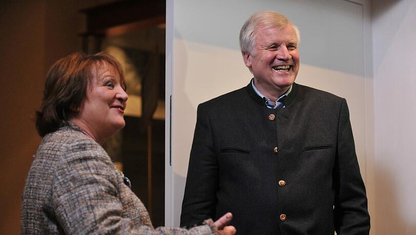 Zufrieden mit dem Studiengebühren-Kompromiss: Ministerpräsident Horst Seehofer (CSU) und Sabine Leutheusser-Schnarrenberger (FDP) Zufrieden mit dem Studiengebühren-Kompromiss: Ministerpräsident Horst Seehofer (CSU) und Sabine Leutheusser-Schnarrenberger (FDP)