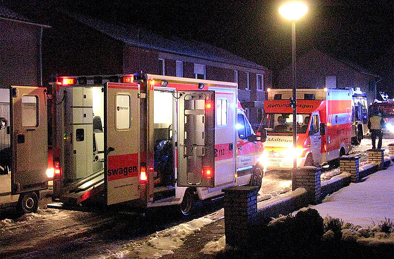 Rettungswagen vor dem Haus in Kleve, in dem zwei Kinder ums Leben kamen.
