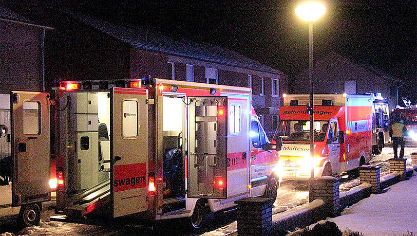 Rettungswagen vor dem Haus in Kleve, in dem zwei Kinder ums Leben kamen. Rettungswagen vor dem Haus in Kleve, in dem zwei Kinder ums Leben kamen.