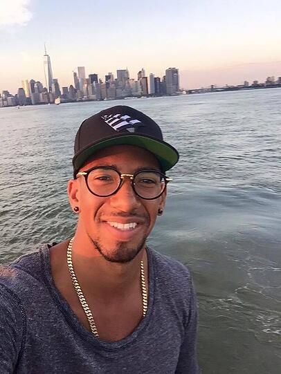 Jérôme Boateng grüßt seiner Fans derweil aus New York City. Hat der Abwehrspieler etwa andere Pläne - laut Facebookstatus wäre er bereit als erste Fußballprofi bei JAY Z's Label Roc Nation anzufangen.